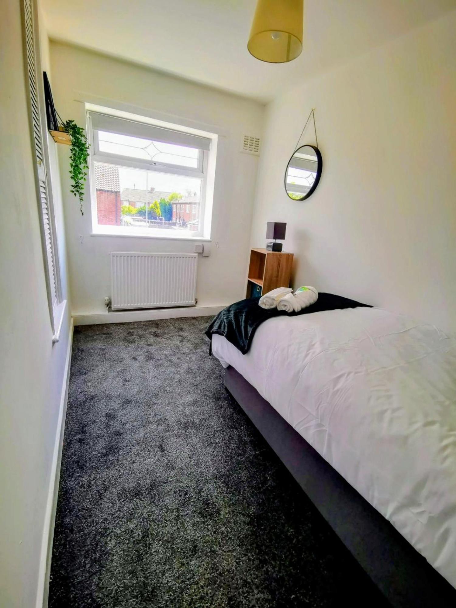No 7 - Bright, Spacious 3 Bed Home With Parking & Wifi Huyton Bagian luar foto