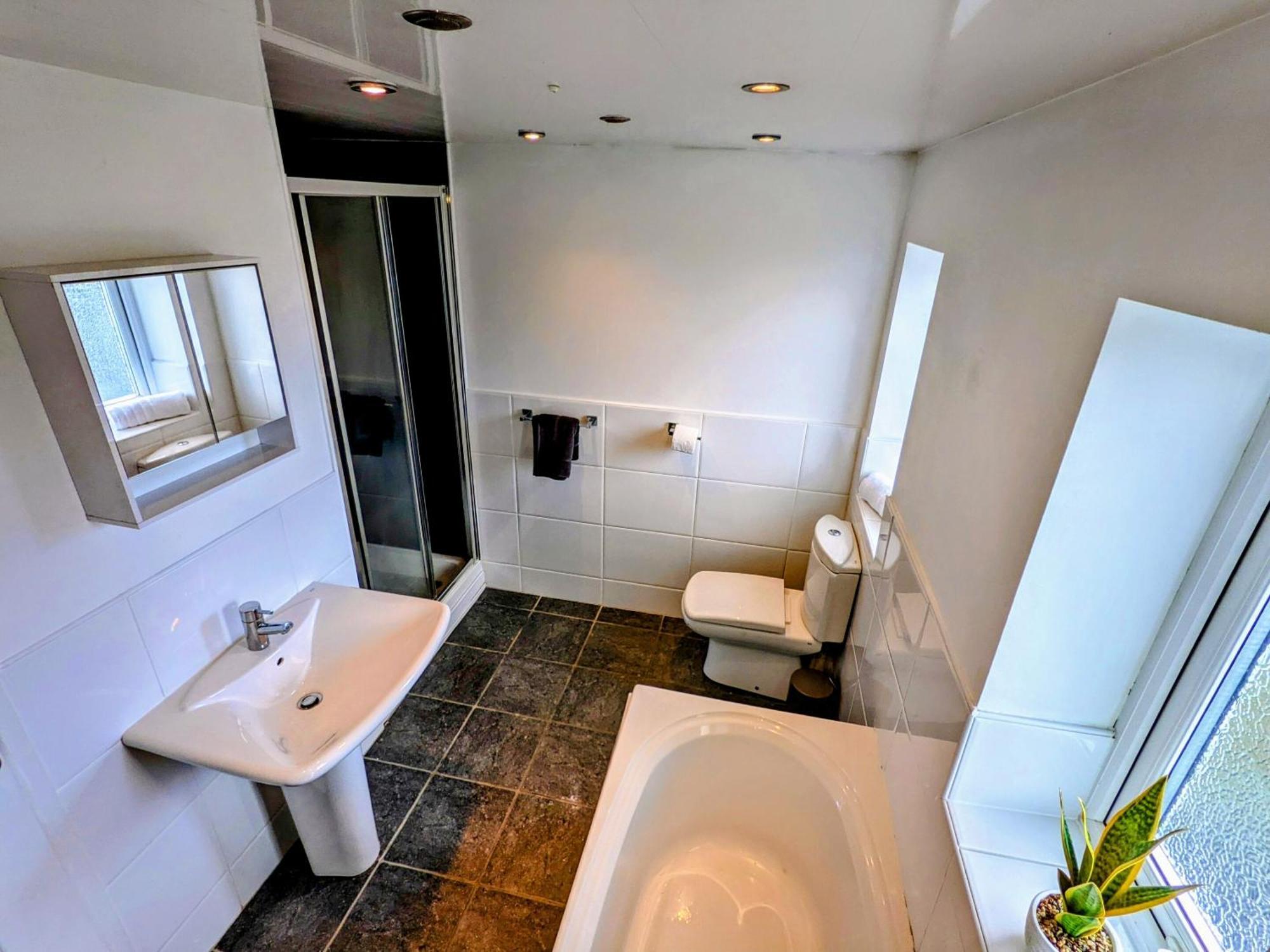 No 7 - Bright, Spacious 3 Bed Home With Parking & Wifi Huyton Bagian luar foto